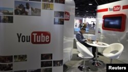 Seorang pengunjung di anjungan YouTube dalam pameran perusahaan rekaman musik dan video musik (MIDEM) di Cannes (Foto: dok). Penelitian Pew menunjukkan situs YouTube makin populer sebagai sumber berita dalam 15 bulan terakhir. 