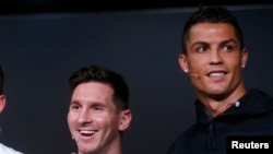 Les nommés pour le titre du joueur Fifa de 2015, l’Argentin Lionel Messi et le Portugais Cristiano Ronaldo lors d’une conférence de presse à Zurich, Suisse, 11 janvier 2016.