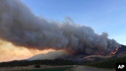 Kebakaran membakar bukit-bukit di sepanjang jalan raya CA-126, sebelah barat laut Fillmore, California, 7 Desember 2017. (Foto: dok).