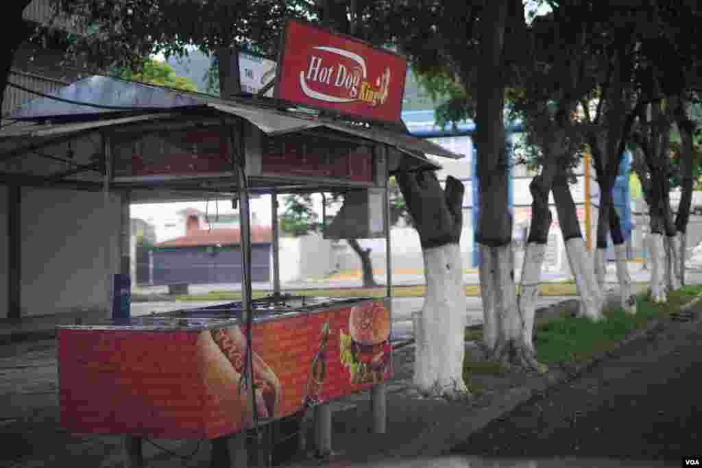 Muchos puestos de venta lucen desolados.