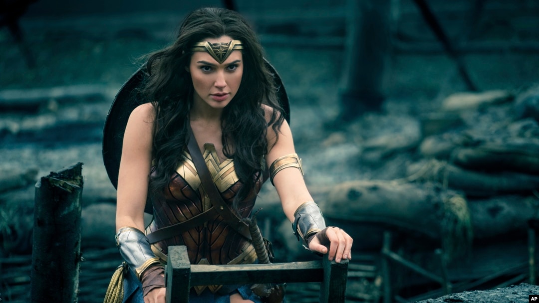 Foto yang dirilis oleh Warner Bros. Entertainment menunjukkan Gal Gadot dalam sebuah adegan di film "Wonder Woman." 