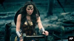 Foto yang dirilis oleh Warner Bros. Entertainment menunjukkan Gal Gadot dalam sebuah adegan di film "Wonder Woman." 