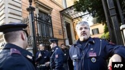 Policija na uviđaju u čileanskoj ambasadi u Rimu gde je ranije danas povređen službenik koji je otvorio paket u kojem se nalazila bomba, 23. decembar 2010.