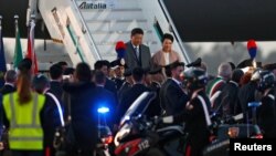 Chinese President Xi Jinping and his wife Peng Liyuan arrive at Fiumicino airport ahead of a visit to Rome and the Sicilian capital Palermo, in Rome, Italy, March 21, 2019. 