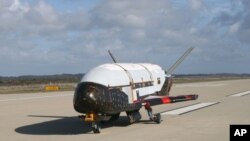 Pesawat ulang alik X-37B saat diuji coba di lokasi Astrotech di Titusville, Florida (Foto: dok). Angkatan Udara Amerika telah meluncurkan peluncuran pesawat ulang alik tak berawak yang merupakan penerbangan ketiga lewat uji coba militer rahasia dari Cape Canaveral, Florida (11/12).