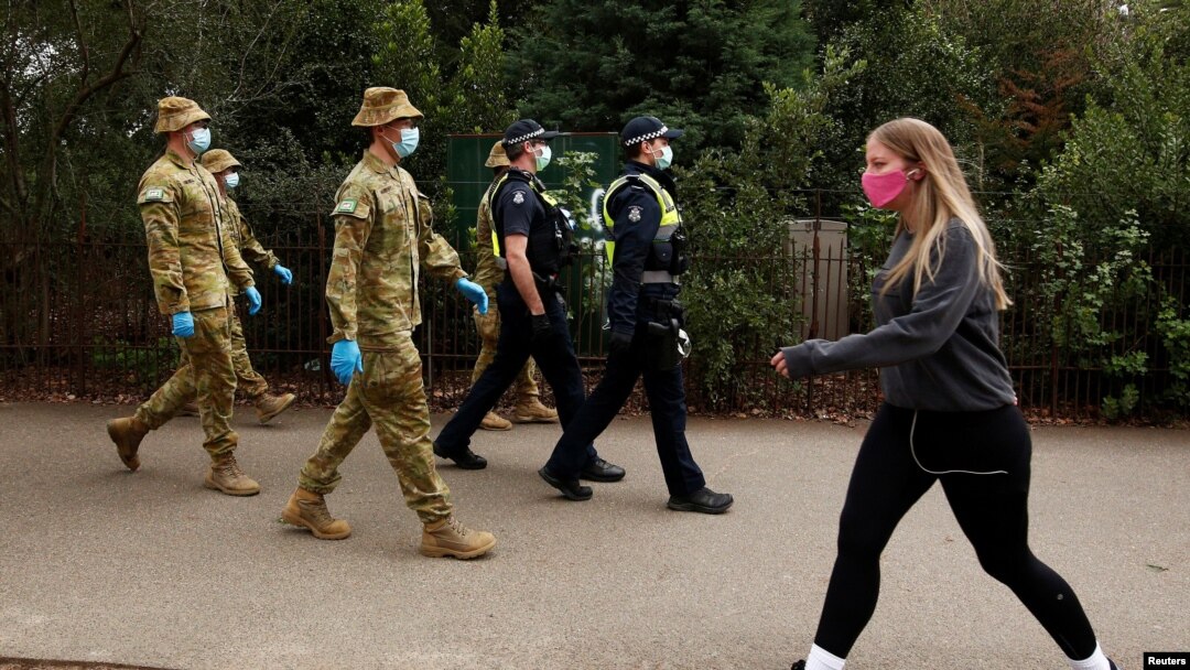 Petugas ADF dan polisi Victoria melakukan patroli saat diberlakukannya pembatasan di Melbourne, Australia, 26 Juli 2020. (AAP Image/Daniel Pockett via Reuters) 