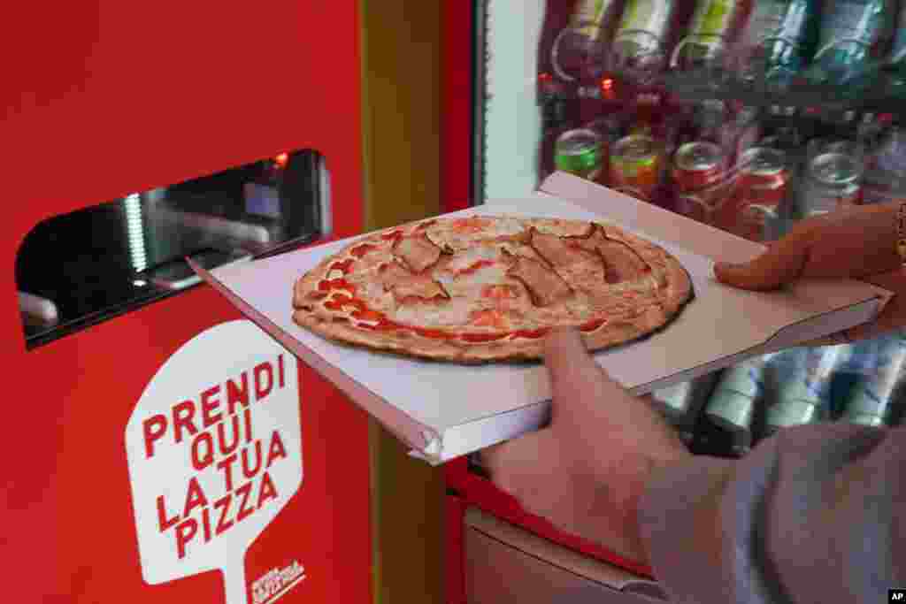 به تازگی یک دستگاه فروش ۲۴ ساعته پیتزا در شهر رُم شروع به کار کرده است که می‌تواند در یک نوبت تا ۱۰۰ عدد پیتزا تولید کند.
