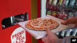 Perusahaan pizza juga harus berpikir bagaimana agar tetap eksis di tengah lonjakan harga bahan pangan (foto: ilustrasi).