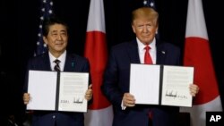 도널드 트럼프 미국 대통령과 아베 신조 일본 총리가 25일 미국 뉴욕에서 정상회담을 갖고 새 무역협정에 서명했다.