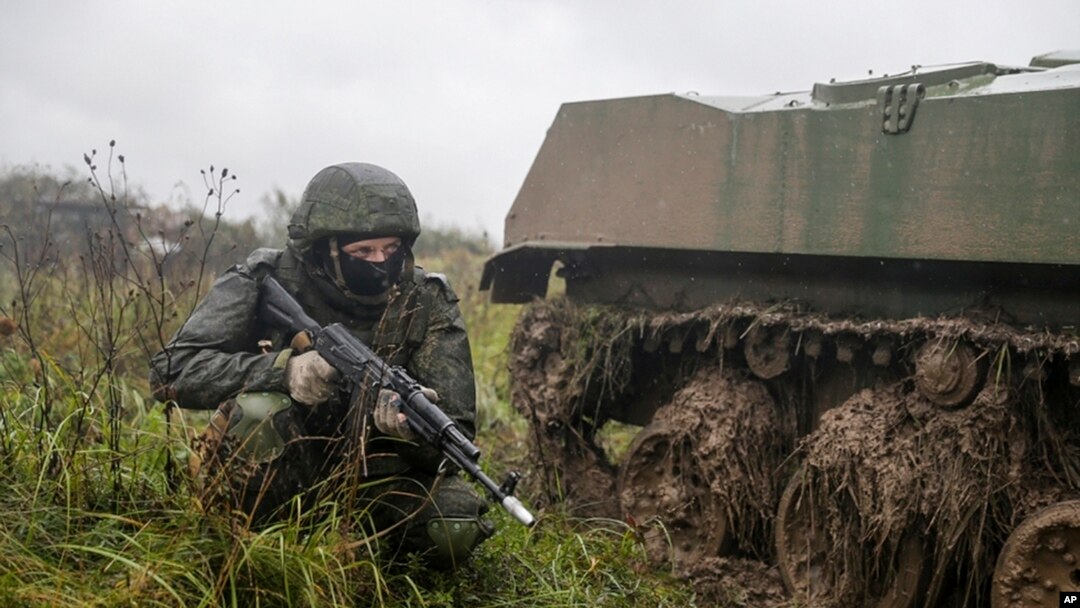 Seorang tentara Rusia sedang mengikuti latihan militer di dekat Kaliningrad, Rusia, 18 September 2017.