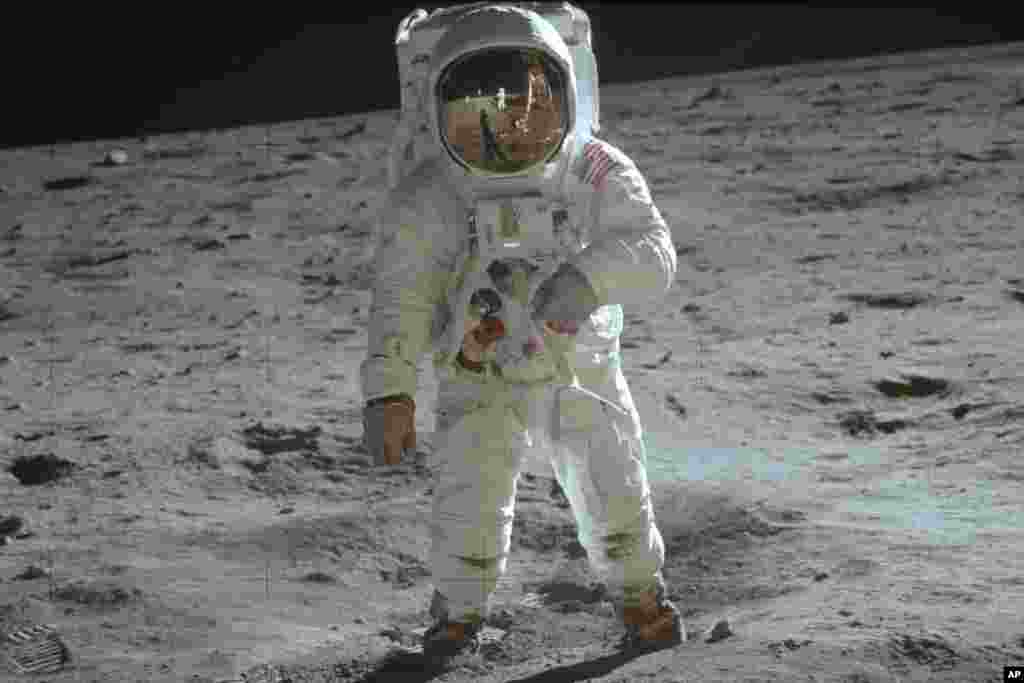 Dalam foto yang dirilis NASA pada 20 Juli 1969, astronot Buzz Aldrin berjalan di permukaan bulan saat kegiatan Apollo 11. (Foto: Neil Armstrong/NASA via AP)