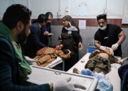 Niños afganos heridos por la explosión de un coche bomba en la provincia de Herat reciben atención médica en un hospital local el 13 de marzo de 2021.