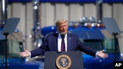 도널드 트럼프 대통령이 20일 펜실베이니아주 올드포지의 기업 '마리오티 건축자재'에서 연설을 하고 있다.