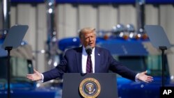 Presiden Donald Trump saat rapat umum kampanye di Mariotti Building Products, Kamis, 20 Agustus 2020, di Old Forge. (Foto: AP/John Minchillo)