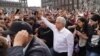El presidente mexicano, Andrés Manuel López Obrador, saluda a sus simpatizanes durante una marcha en la Ciudad de México el 27 de noviembre de 2022.
