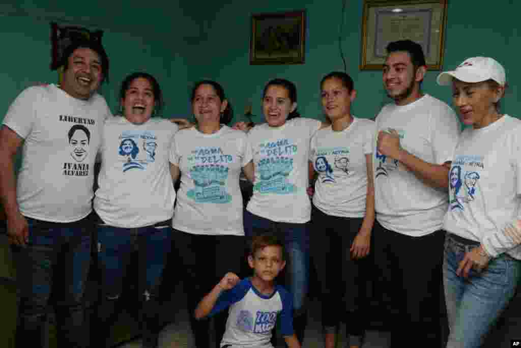 Ivania Álvarez y Neyma Hernández posan para una foto con familiares después de su liberación de la prisión, en la casa de Álvarez en Managua, Nicaragua. (Foto de AP)