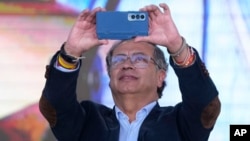 ARCHIVO - El presidente colombiano Gustavo Petro graba un video de simpatizantes durante un mitin en la Plaza Bolívar en Bogotá, Colombia, el 19 de septiembre de 2024.