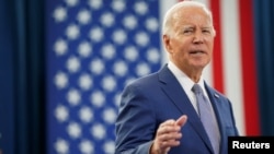 Presiden AS Joe Biden menyampaikan sambutan mengenai rencana ekonominya saat berkunjung ke Pusat Komunitas Abbotts Creek di Raleigh, North Carolina, AS, 18 Januari 2024. (Foto: REUTERS/Nathan Howard)