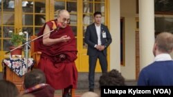 Dalai Lama dalam pertemuan dengan warga asing yang mengunjungi Dharamshala, India (foto: dok). 