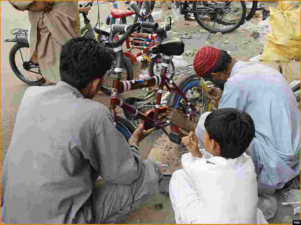 سائیکل مارکیٹ میں فروخت کے ساتھ ساتھ سائیکل کی مرمت و ریپئر بھی کیجاتی ہے