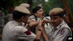 Foto ilustrasi yang menunjukkan polisi menangkap seorang mahasiswa yang ikut serta dalam aksi protes di New Delhi, India, pada 28 Mei 2023. (Foto: AP/Altaf Qadri)