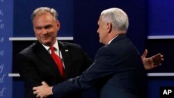 2 kandida pou pòs Vis Prezidan an: Gouvènè Mike Pence (Eta Indiana, adwat) ak Sen. Tim Kaine (Eta Vijini). 