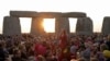 La multitud reunida en Stonehenge celebra el solsticio de verano el 21 de junio de 2023.
