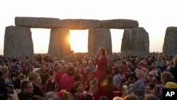 La multitud reunida en Stonehenge celebra el solsticio de verano el 21 de junio de 2023.