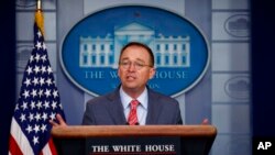 El jefe de gabinete de la Casa Blanca, Mick Mulvaney, habla a los periodistas en Washongton, el jueves.