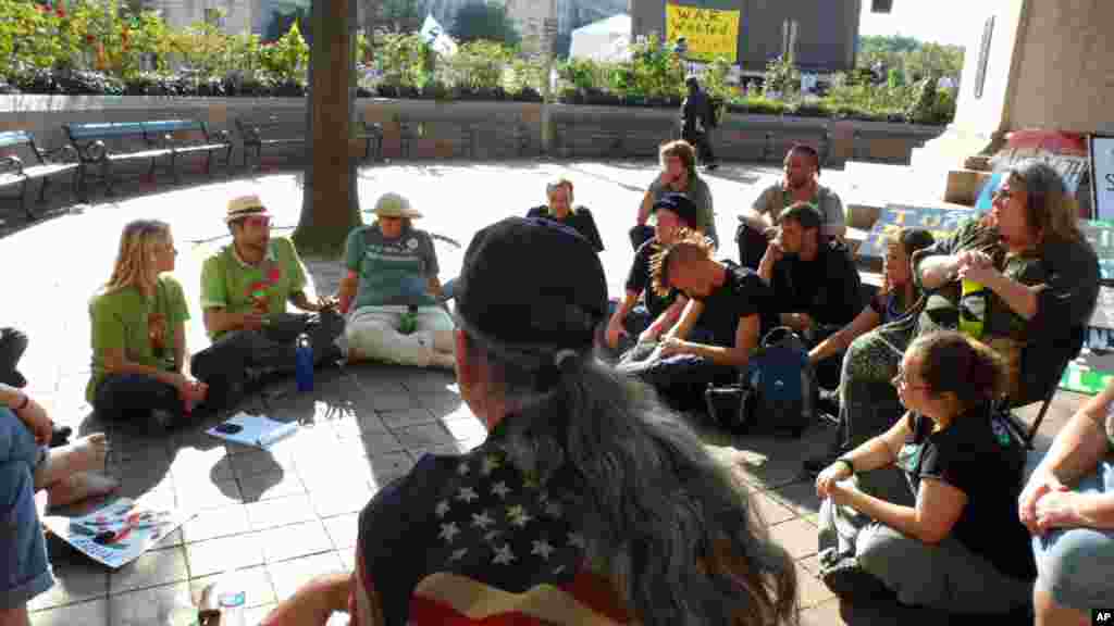 小组会议讨论行动策略