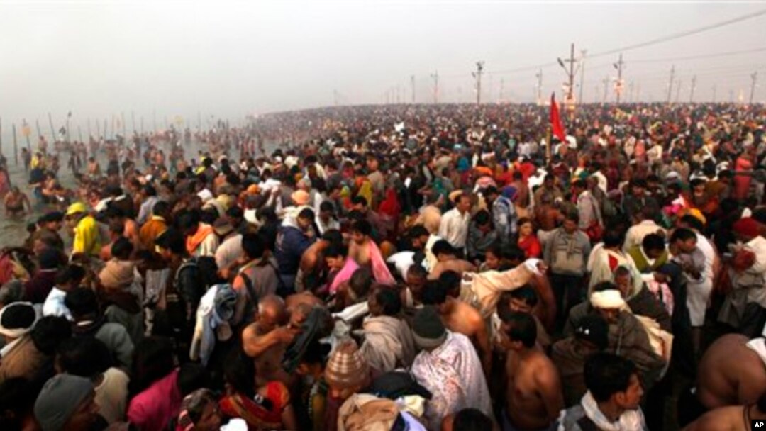 Jutaan umat Hindu berkumpul di Sangam, pertemuan Sungai Gangga, Yamuna dan mitos Saraswati di hari pertama Maha Kumbh Mela, di Allahabad, India, Senin dini hari (14/1).