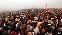 Jutaan umat Hindu berkumpul di Sangam, pertemuan Sungai Gangga, Yamuna dan mitos Saraswati di hari pertama Maha Kumbh Mela, di Allahabad, India, Senin dini hari (14/1).