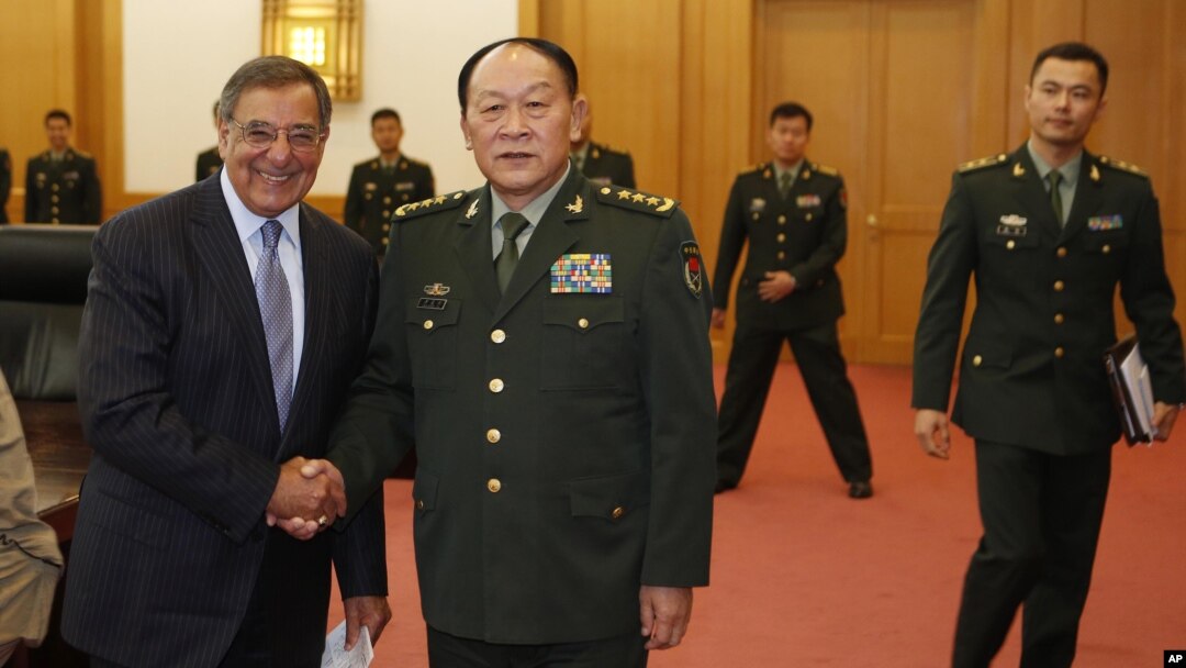 Bộ trưởng Quốc phòng Mỹ Leon Panetta và Bộ trưởng Quốc phòng Trung Quốc Lương Quang Liệt bắt tay trước khi đoàn đại biểu gặp nhau tại Bắc Kinh, ngày 18/9/2012