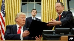 Donald Trump menandatangani keputusan pertamanya melawan undang-undang asuransi kesehatan "Obamacare".