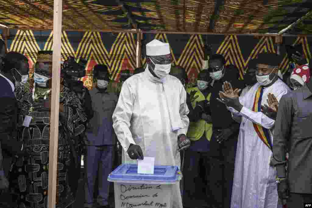 Le président tchadien Idriss Deby Itno dépose son bulletin de vote dans un bureau de vote à N&#39;djamena, le 11 avril 2021.