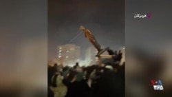 پایین کشیدن مجسمه قاسم سلیمانی به دست معترضان خشمگین