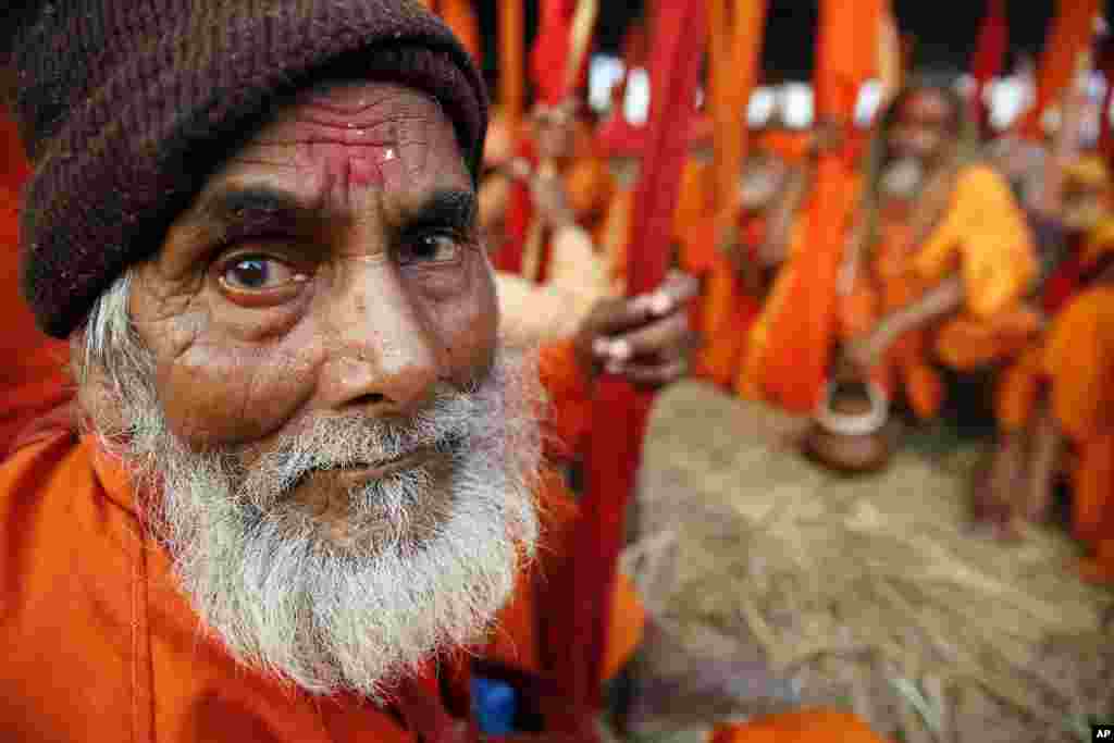 Sadhus, hay người linh thiêng của đạo Hindu, tham gia vào một bữa tiệc cộng đồng ở Sangam, hợp lưu của sông Hằng, sông Yamuna và sông Saraswati thần thoại trong lễ hội tôn giáo Magh Mela hàng năm kéo dài một tháng ở Allahabad, Ấn Độ.