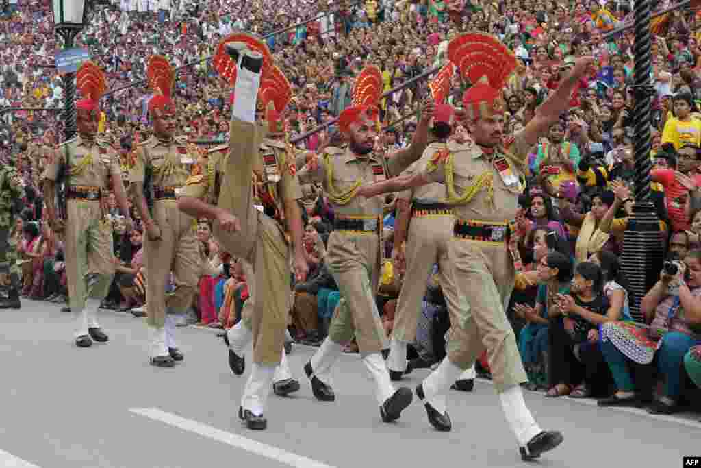 Forças de Segurança da Fronteira Índia marcham na cerimónia anual chamada Wagah Border Post indo-paquistanesa, chamando a atenção de milhares de turistas. 4 Nov. 2014 