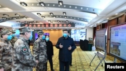 시진핑 중국 국가주석이 10일 후베이성 우한의 훠선산 병원을 방문하고 신종 코로나바이러스 환자와 의료진을 격려했다.