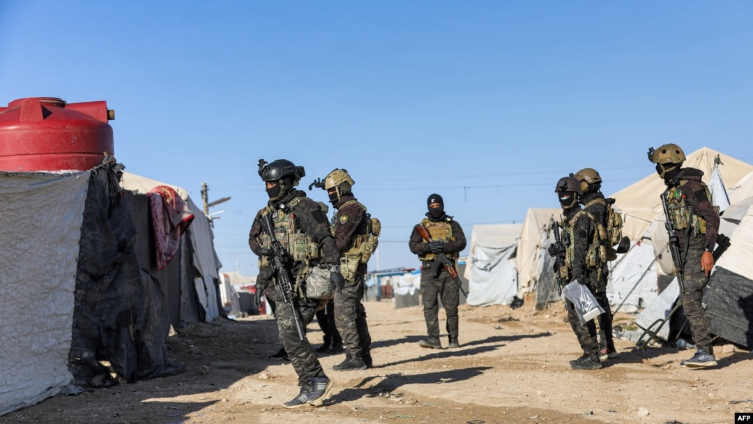 Pripadnici snaga Kurdske narodne zaštitne jedinice u Siriji (YPG) izvode bezbednosnu operaciju u kampu Al Hol, pod kurdskom kontrolom, 28. marta 2021. (AFP PHOTO/HO/YPG)