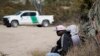 Los solicitantes de asilo esperan en un campamento improvisado después de cruzar la cercana frontera con México, el miércoles 20 de septiembre de 2023, cerca de Jacumba Hot Springs, California. [AP/Gregory Bull]
