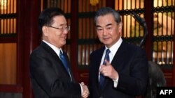 지난 2018년 3월 정의용(왼쪽) 당시 한국 국가안보실장과 왕이 중국 외교부장이 베이징에서 회동하고 있다. (자료사진)