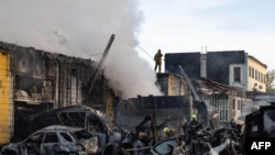 Тушение пожара после ударов по Киеву ранним утром 8 сентября 2026 года. (Фото: Сергей Окунев / AFP)