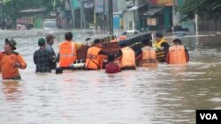 Proses evakuasi banjir di Jakarta Timur (13/1). (VOA/Iris Gera)