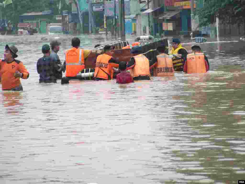 Proses evakuasi banjir di Jakarta Timur (13/1). (VOA/Iris Gera)