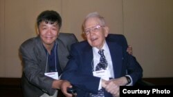 2008年，中國自由派民間智庫北京天則經濟研究所所長盛洪教授和美國芝加哥大學教授科斯（盛洪推特圖片）