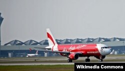 Pesawat AirAsia Airbus A320 meninggalkan bandar udara internasional Kuala Lumpur.