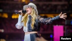 Ellie Goulding saat tampil dalam acara hiburan pertandingan liga futbol AS (NFL) di Arlington, Texas (foto: dok). 