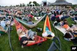 Orang-orang menikmati konser Arlo Guthrie di acara peringatan 50 tahun Woodstock di Bethel, New York, 15 Agustus 2019 (foto: dok).