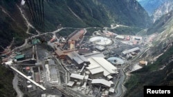 Foto pertambangan emas raksasa yang dioperasikan oleh Freeport-McMoran Cooper & Gold Inc., Grassberg, Papua, diambil dari udara, Juli 2005 (Foto: dok).